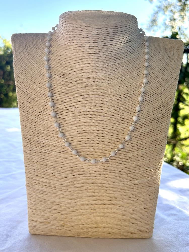 WHITE AGATE AND NATURAL SILVER CHOKER