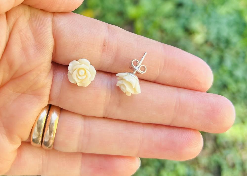 Rose white earrings 